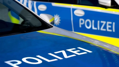 Auf einem Parkplatz der Berufsschule hat jemand am Mittwoch ein geparktes Auto angefahren und ist abgehauen. (Symbolbild: Sven Hoppe/dpa)