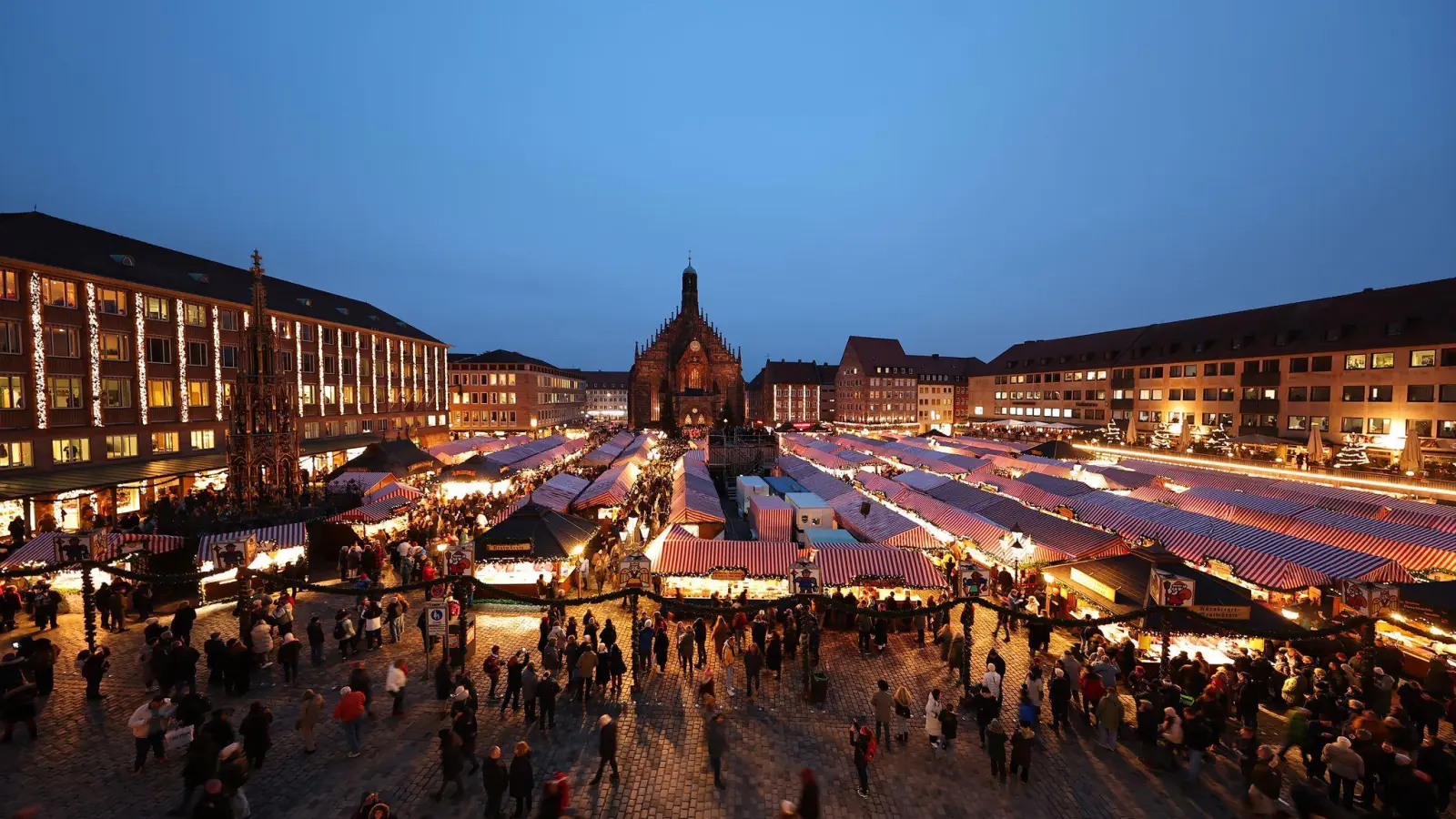 Das Polizeipräsidium Nürnberg sieht keine Notwendigkeit, die Sicherheit am Christkindlesmarkt zu verstärken.  (Foto: Daniel Karmann/dpa)