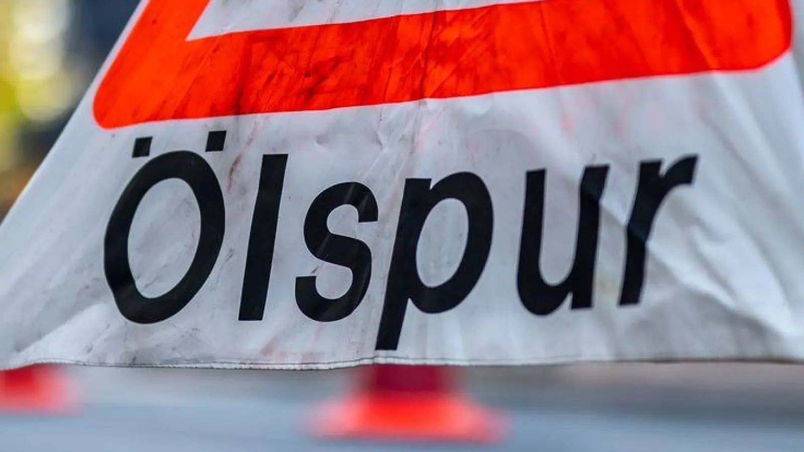 Mit einer Spezialmaschine muss die Fahrbahn gereinigt werden. (Symbolbild) (Foto: David Inderlied/dpa)