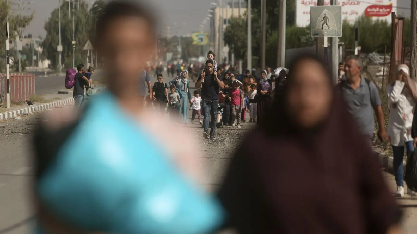 Palästinenser fliehen auf der Salah al-Din-Straße aus Gaza-Stadt in den südlichen Gazastreifen. (Foto: Mohammed Dahman/AP/dpa)