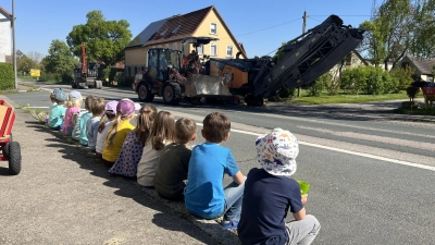 An der autofreien Straße sitzen und Baustelle gucken: Für die Kita-Kinder in Oberscheckenbach eröffnen sich da ganz neue Möglichkeiten. (F.: Magdalena Gottschling)