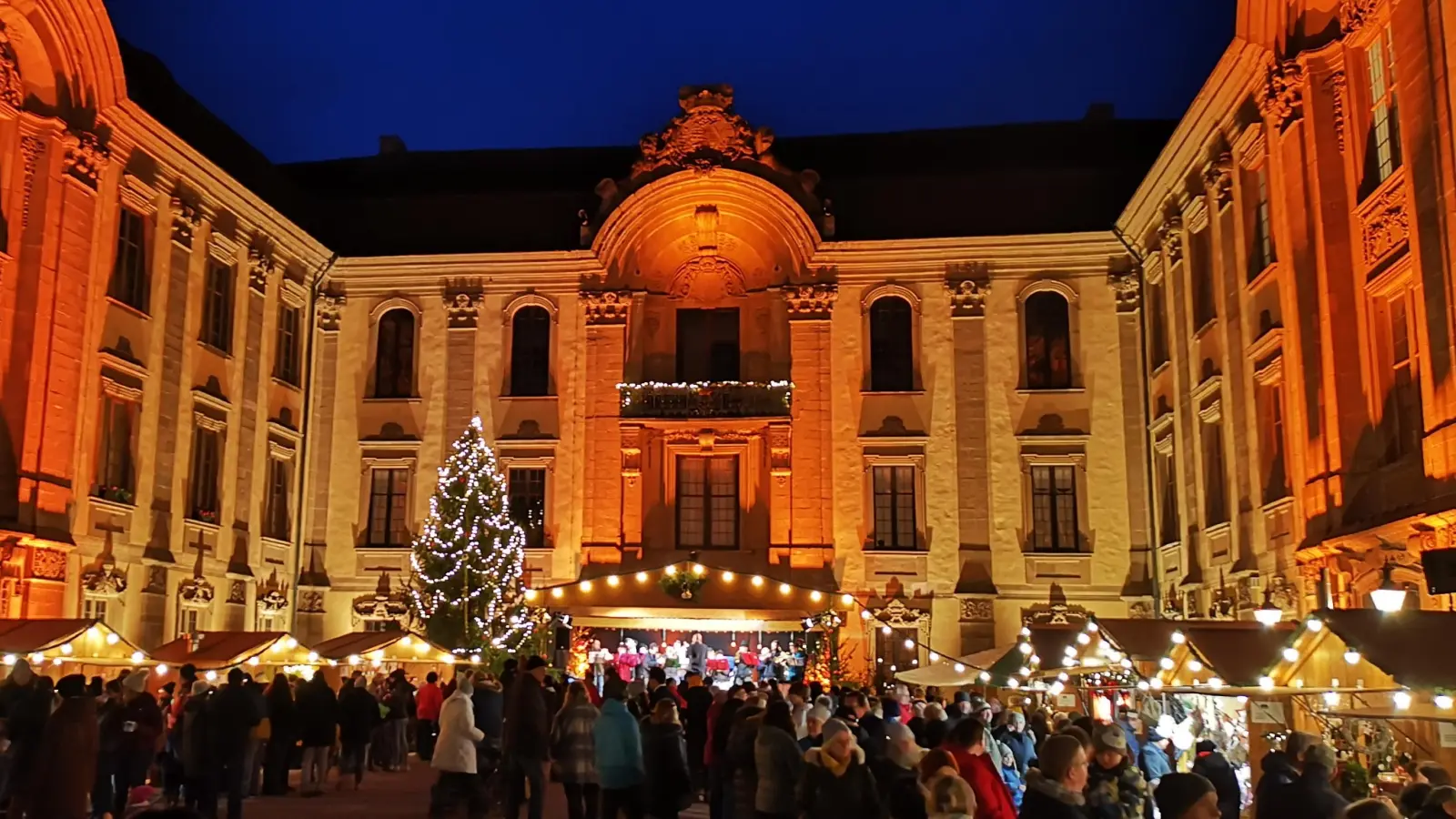 Auf Schloss Schillingsfürst findet auch 2024 der fürstliche Weihnachtsmarkt statt. (Foto: Jürgen Binder)