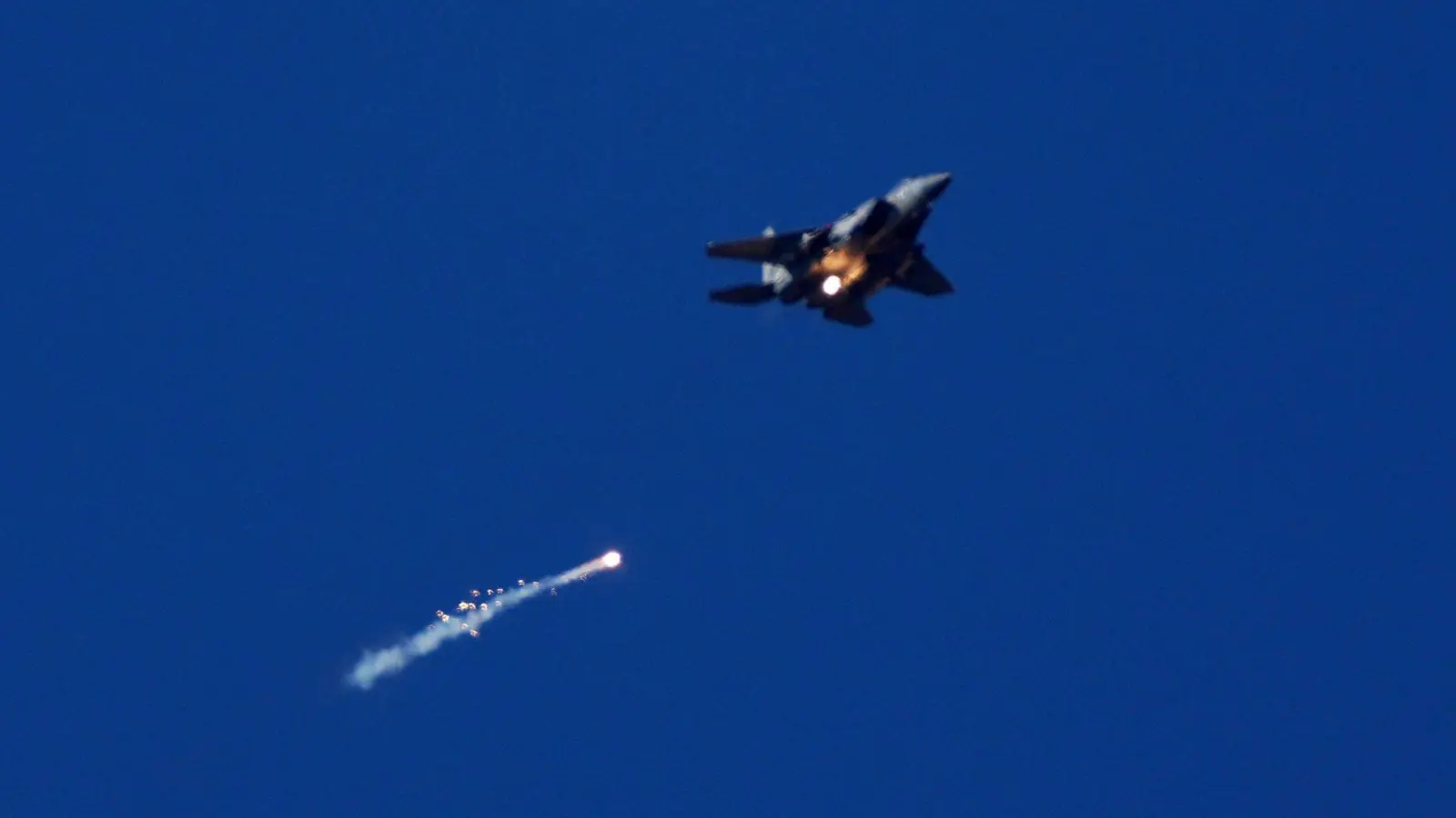 Israels Luftwaffe hat nach Angaben der Armee weitere Raketenstellungen im Iran angegriffen. (Archivbild)  (Foto: Ariel Schalit/AP/dpa)