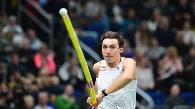 Der Schwede Armand Duplantis nimmt Anlauf für seinen Sprung. (Foto: Soeren Stache/dpa)