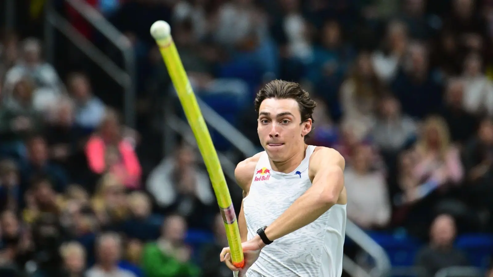 Der Schwede Armand Duplantis nimmt Anlauf für seinen Sprung. (Foto: Soeren Stache/dpa)