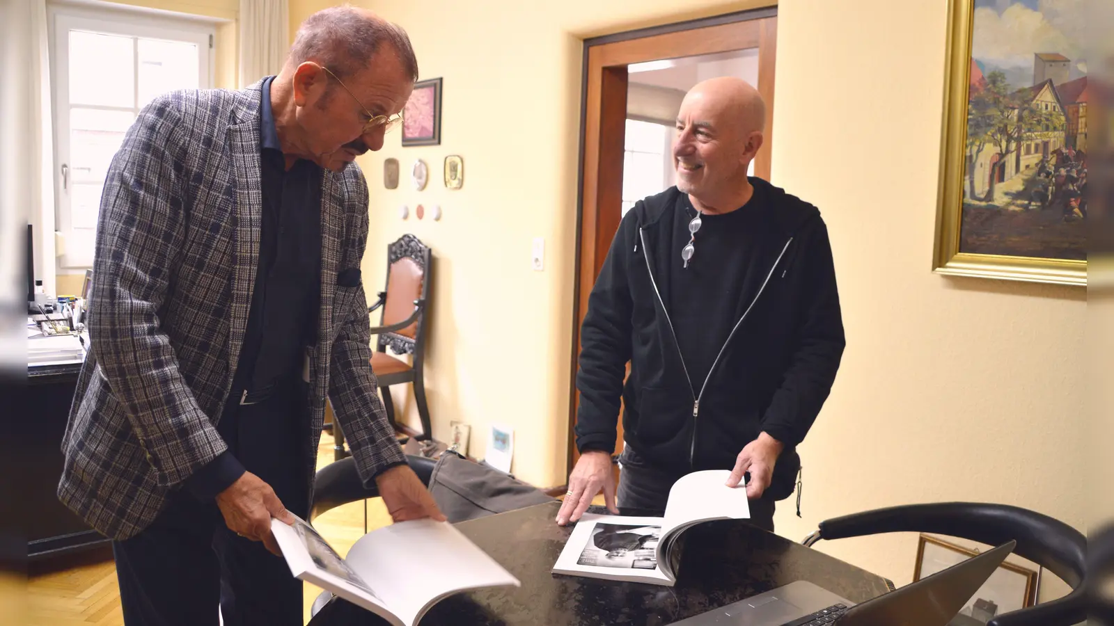 Der Verleger Hans Karl Friedrich Schmidt (links) und der Fotograf Jim Albright bei einer Besprechung zum Buch-Projekt. (F.: Johannes Zimmermann)