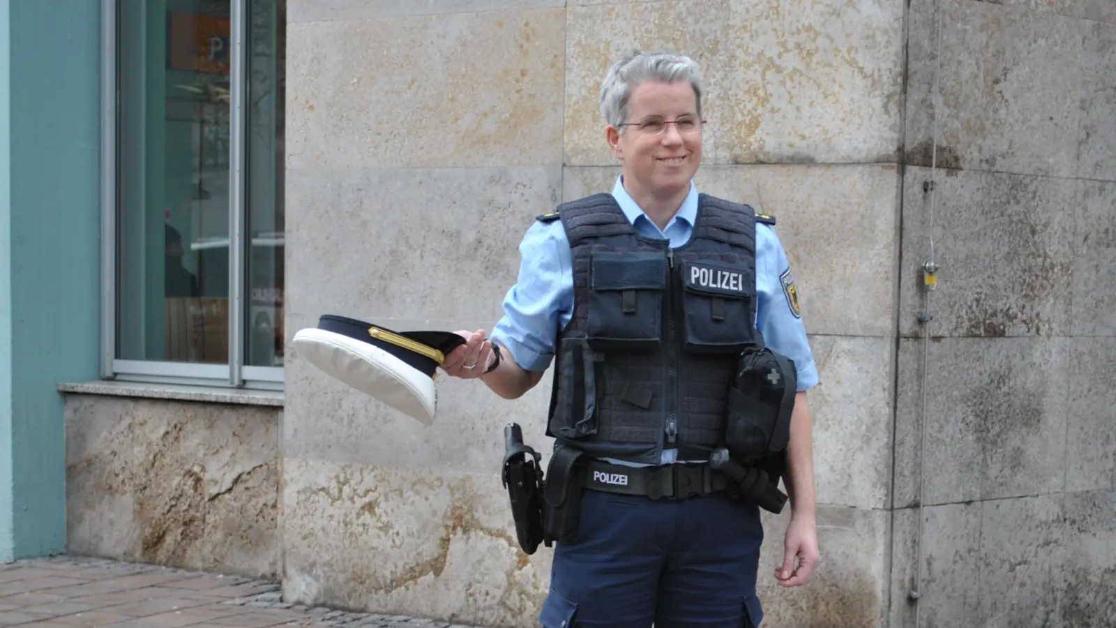 Helen Townson sitzt nicht nur in ihrem Nürnberger Büro, sondern ist auch immer wieder gern vor Ort, wie hier am Bahnhof in Ansbach. (Foto: Petra Mai)