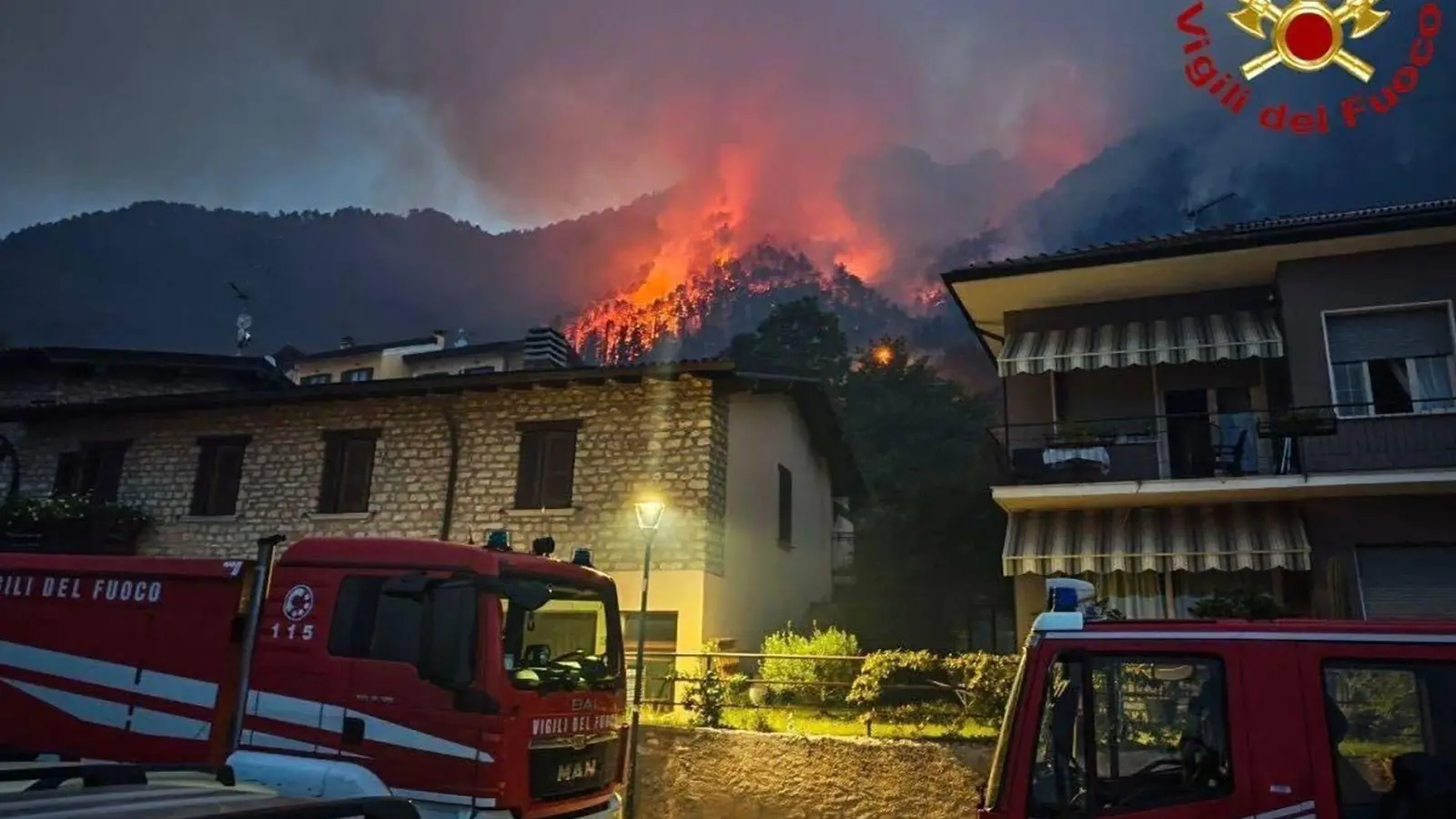 Von den Feuern sind auch Touristen betroffen. (Foto: --/Vigili del Fuoco/dpa)