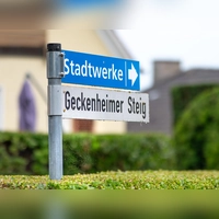 Steht auf diesem Schild künftig ein anderer Straßenname? Der Uffenheimer Verwaltungs- und Bauausschuss sagte geschlossen: Nein. Eine Bürgerin hatte die Umbenennung der Straße angeregt, wegen einer vermeintlichen Verwechslungsgefahr. (Foto: Mirko Fryska)