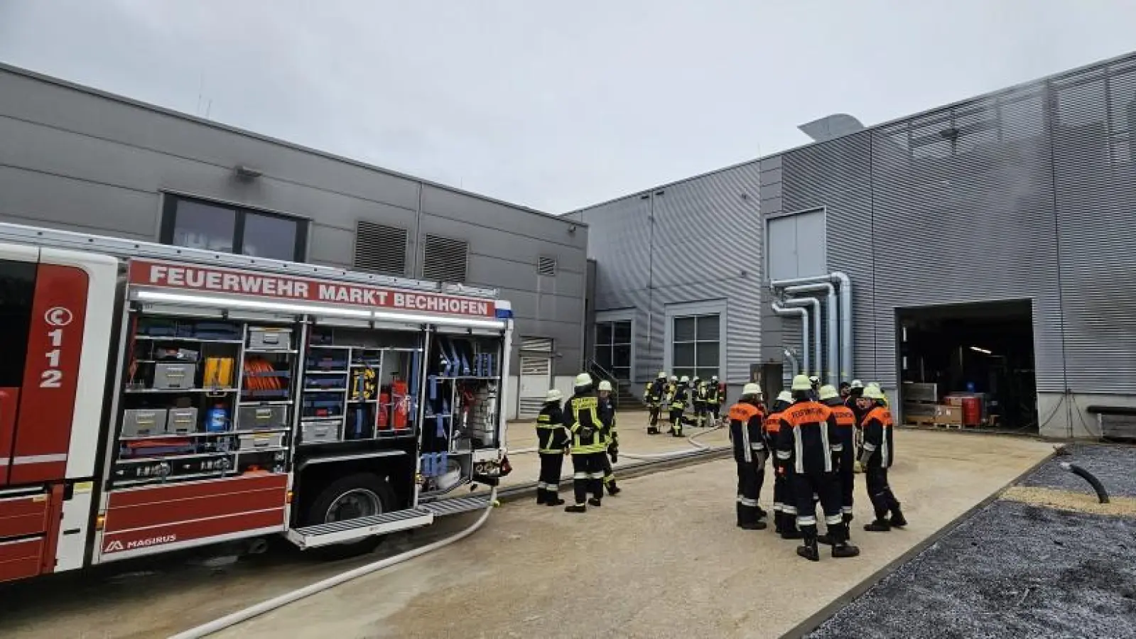 Ein geplatztes Wasserrohr hat in Bechhofen gleich mehrere Feuerwehren anrücken lassen. (Foto: Wolfgang Grebenhof)
