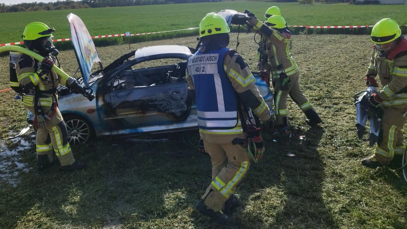 Anhand dieses Autos sollte trainiert werden, wie ein Fahrzeugbrand gelöscht wird. Bei der Vorbereitung kam es zu dem Unglück. (Foto: Mirko Fryska)