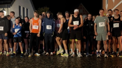 Der spätere Sieger Michael Lang und Theo Schell (vorne von rechts) beim Start des Hauptlaufs nach Einbruch der Dunkelheit. (Foto: Christian Dürst)