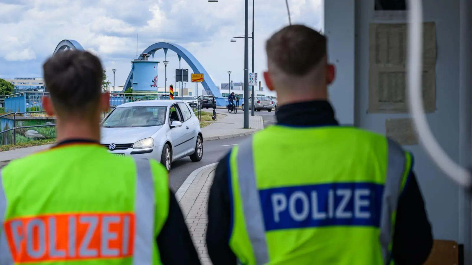 Den Ermittlungsbehörden ist ein Schlag gegen Schleuser gelungen (Symbolbild).  (Foto: Patrick Pleul/dpa)