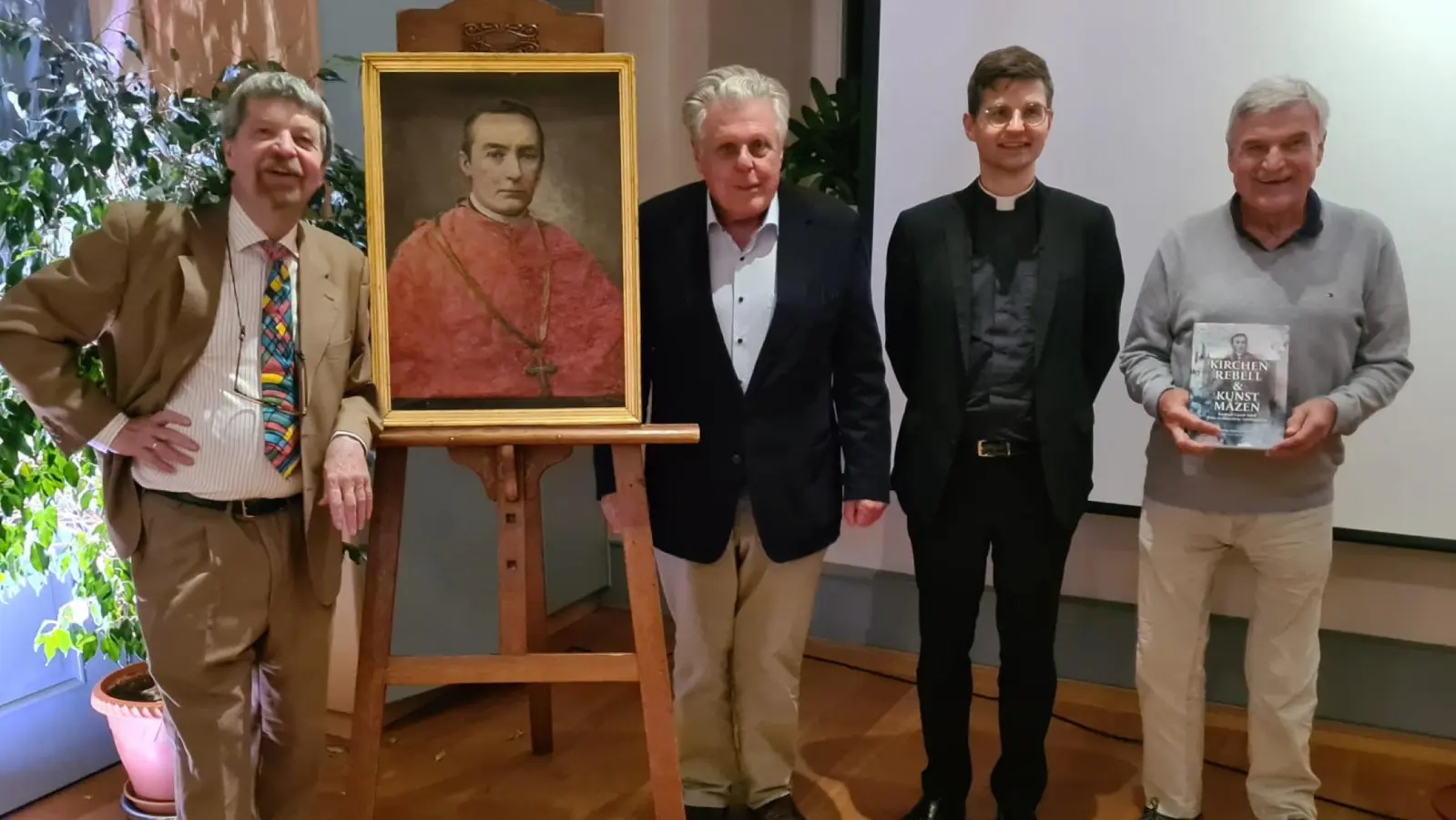 Der Kurienkardinal war bei der Veranstaltung in Form eines Gemäldes präsent. Über Besonderheiten aus seinem Leben berichtete Historiker Wolfgang Osiander (links). Das Foto zeigt ihn mit (von rechts) Hans Emmert, der ein Exemplar der Festschrift in Händen hält, Kaplan Christopher Helbig und Fürst Constantin. (Foto: Margit Schwandt)