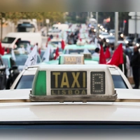 Neues Preismodell schafft Klarheit: In Lissabon gibt es fortan für Taxifahrten vom Flughafen feste Tarife. (Foto: Antonio Cotrim/epa/dpa-tmn)