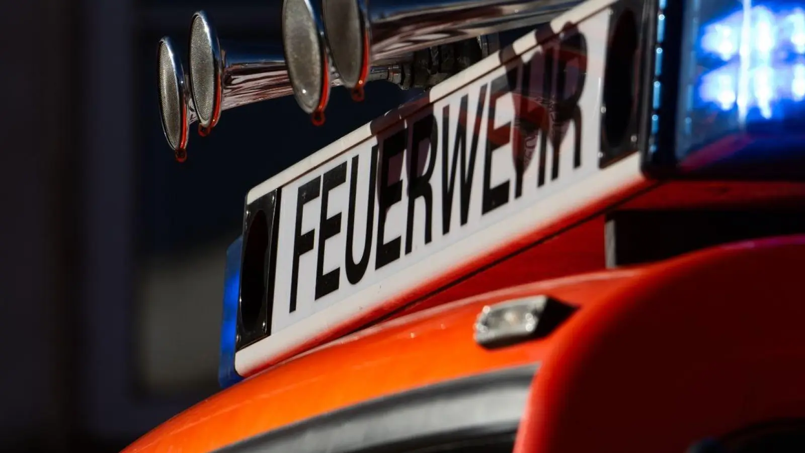 Feuerwehr und Polizei sind mit einem Großaufgebot vor Ort in Frankenthal. (Foto: Marijan Murat/dpa)