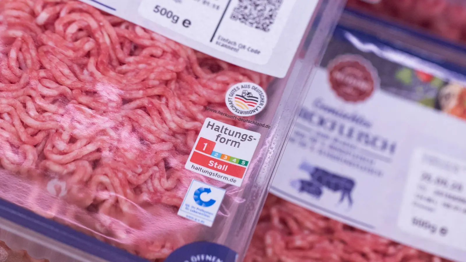 Bei Rindfleisch aus dem SB-Regal kamen 2024 noch 62,4 Prozent aus der untersten Haltungsstufe 1 - nach 75,6 Prozent im Jahr zuvor. (Foto: Rolf Vennenbernd/dpa)