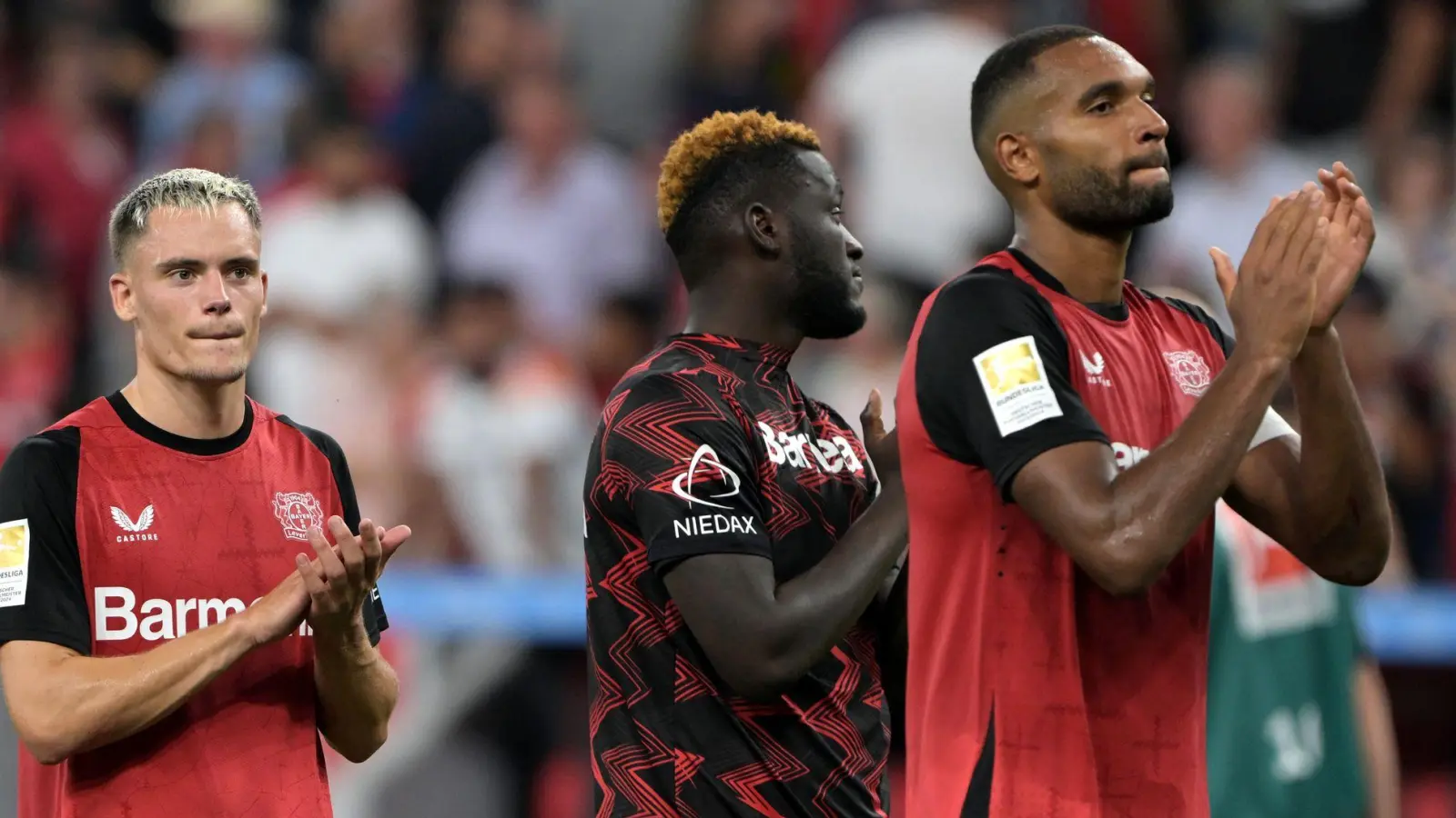 Jonathan Tah (r) spricht über seinen geplatzten Wechsel. (Foto: Federico Gambarini/dpa)