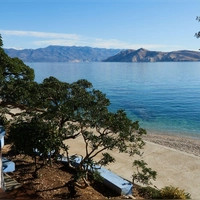Hier kommt man pilgernd vorbei: Kiesstrand von Baška. (Foto: Andreas Drouve/dpa-tmn)