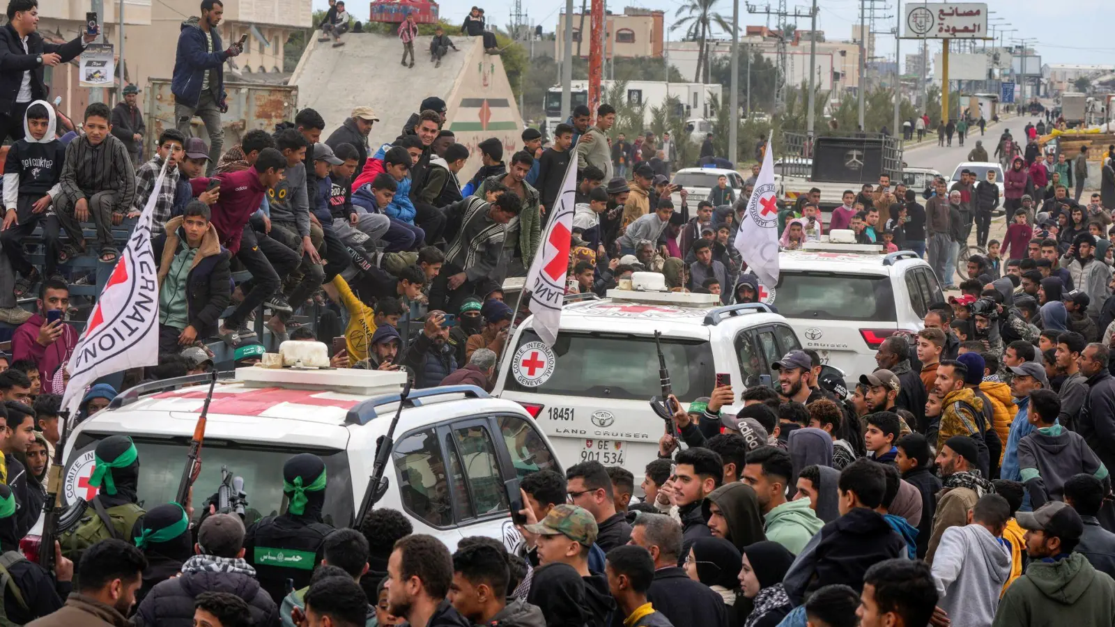 Die Hamas ließ im Gazastreifen drei weitere Geiseln frei und übergab sie dem Roten Kreuz.  (Foto: Abdel Kareem Hana/AP/dpa)