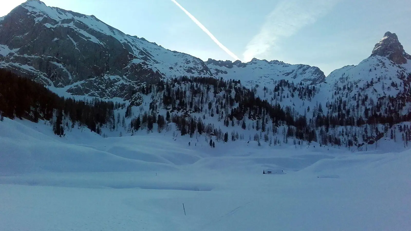 Im nur wenige Meter höher gelegenen Kärlingerhaus kann es bereits bis zu 20 Grad wärmer sein als am Funtensee selbst. (Foto: Josef Egger/Nationalpark Berchtesgaden/dpa)