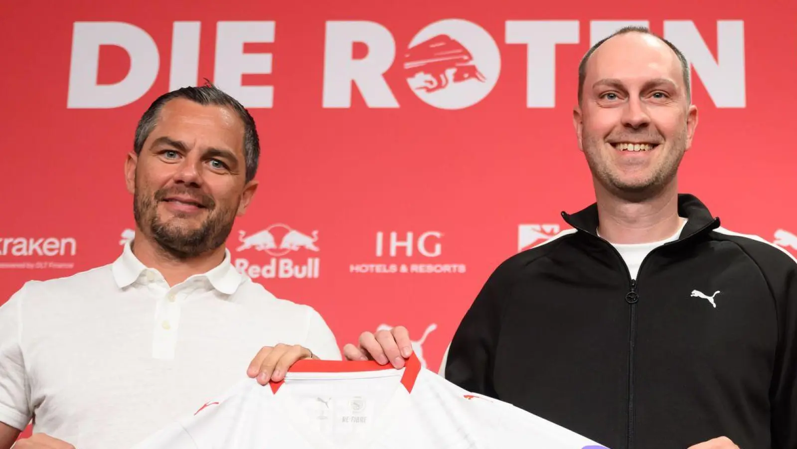 Neuer Vertrag für Ole Werner? Sporchef Marcel Schäfer (l) hat keine Eile. (Archivbild) (Foto: Robert Michael/dpa)