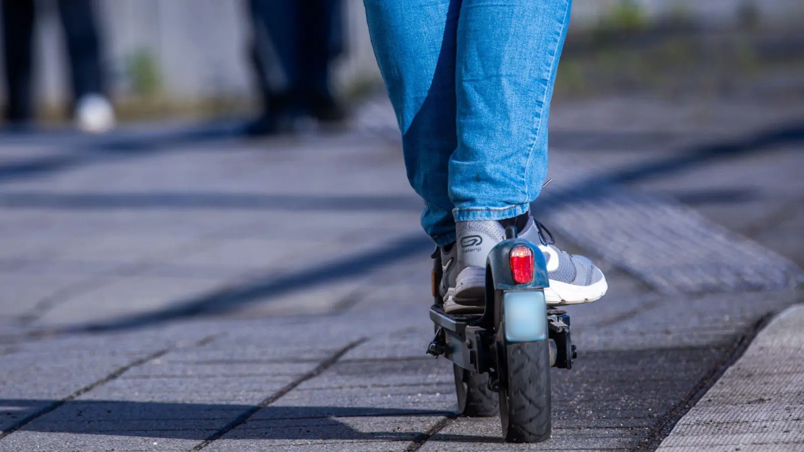 Vier von sieben getesteten E-Tretrollern zum Klappen bekamen von Stiftung Warentest die Note „gut“. (Foto: Jens Büttner/dpa/dpa-tmn)