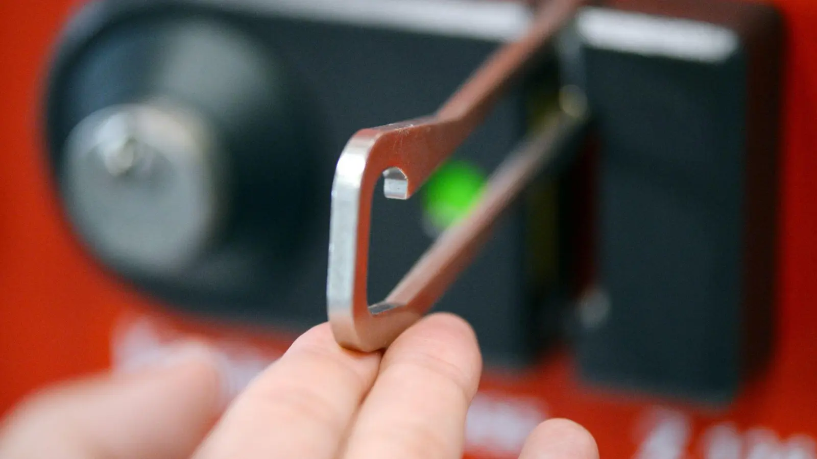 Ein Kastenschluss mit einem Sperrbügel dient der zusätzlichen Sicherung vor Einbruch. ( (Foto: Susann Prautsch/dpa-tmn)