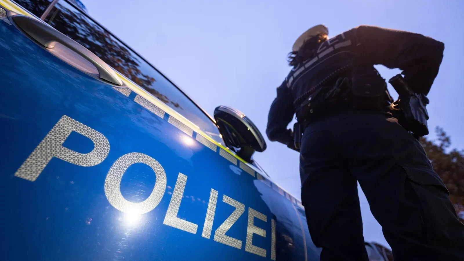 Eine Polizistin ist in Rothenburg bei einem Einsatz verletzt worden. (Symbolbild: Marijan Murat/dpa)