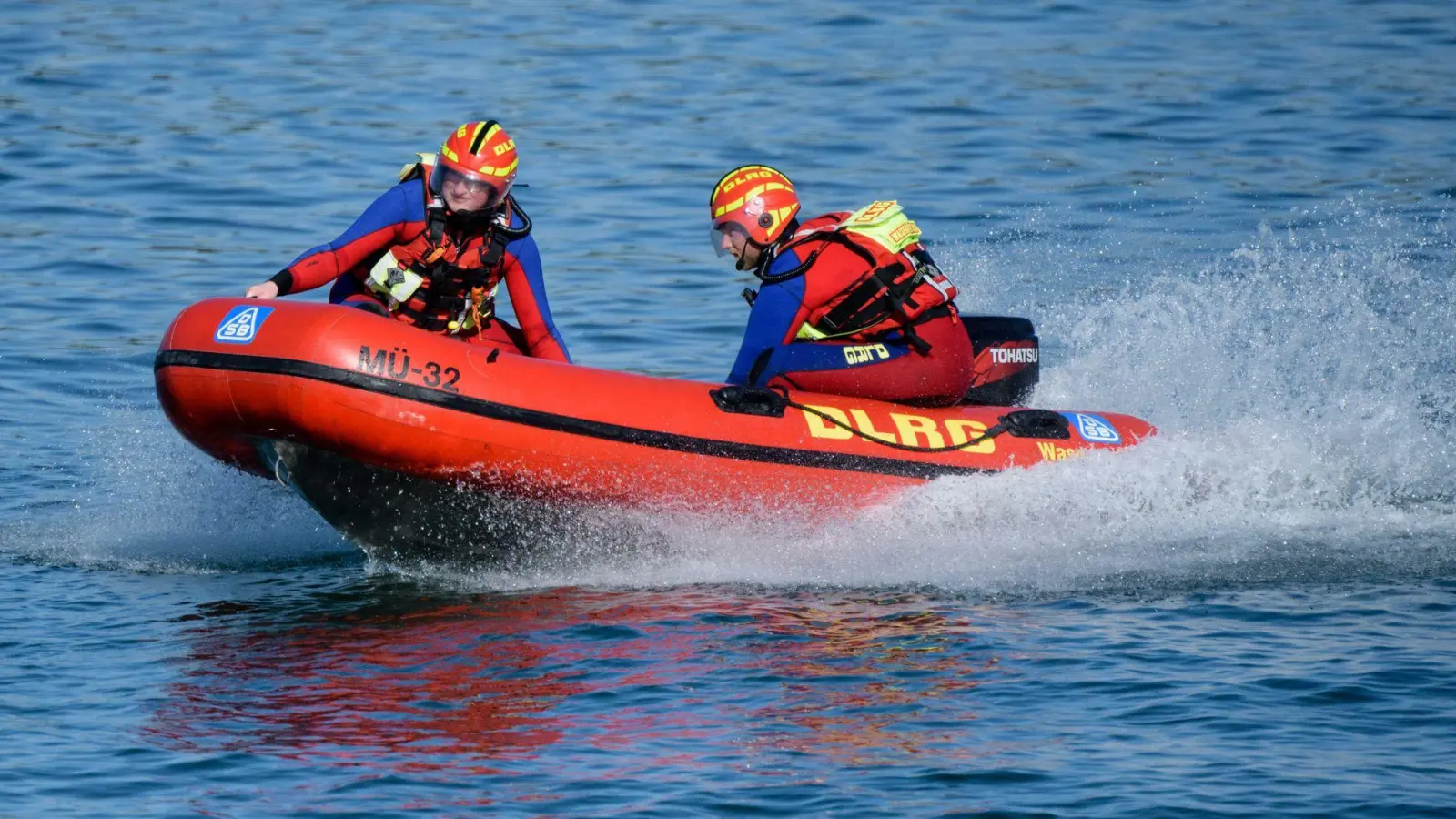 Auch die DLRG war bei der Rettung des Seglers auf dem Chiemsee beteiligt. (Symbolbild) (Foto: Matthias Balk/dpa)