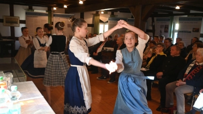 Zur Ausstellungseröffnung im Schäfer-Haus gab es auch Tänze, die die Mädchen der Ansbacher Ortsgruppe der Landsmannschaft darboten. (Foto: Judith Marschall)