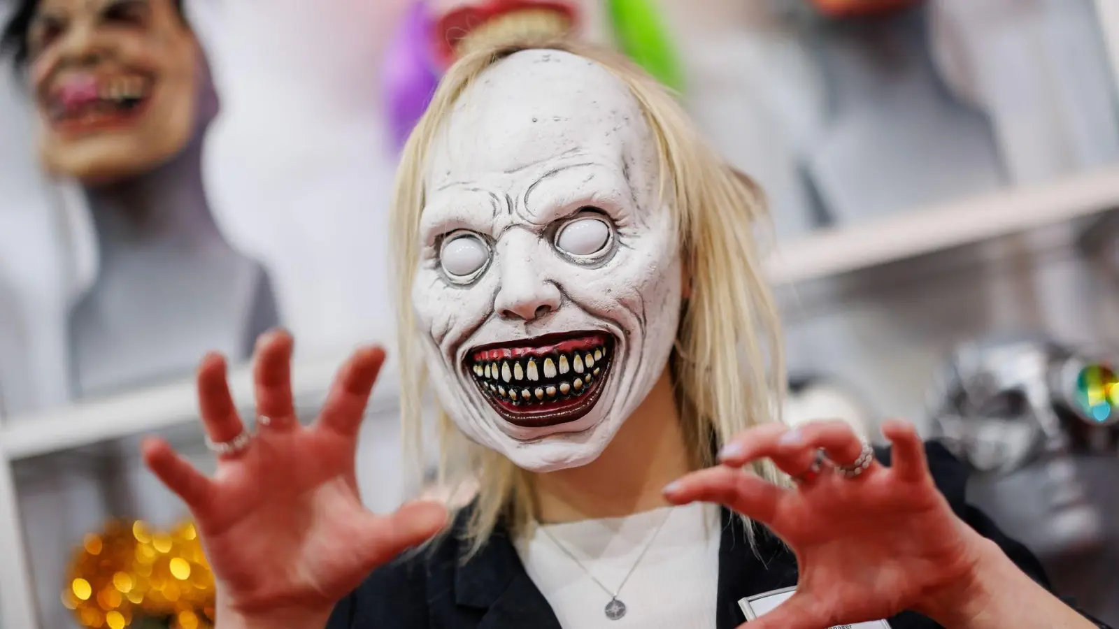 In der Halloween-Nacht musste die Polizei zu mehreren Einsätzen ausrücken. (Archivbild)  (Foto: Daniel Karmann/dpa)