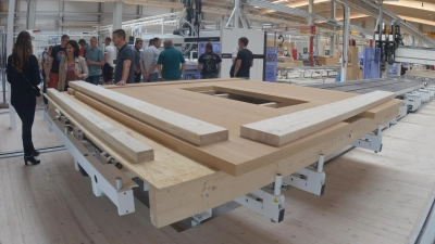 Gegen den Geschäftsführer von Engelhardt + Geissbauer ermittelt aktuell die Staatsanwaltschaft Regensburg. Hier sind die Innenräume in Burgbernheim bei der Einweihung nach einem Brand in 2022 zu sehen.  (Archivbild: Günter Blank)