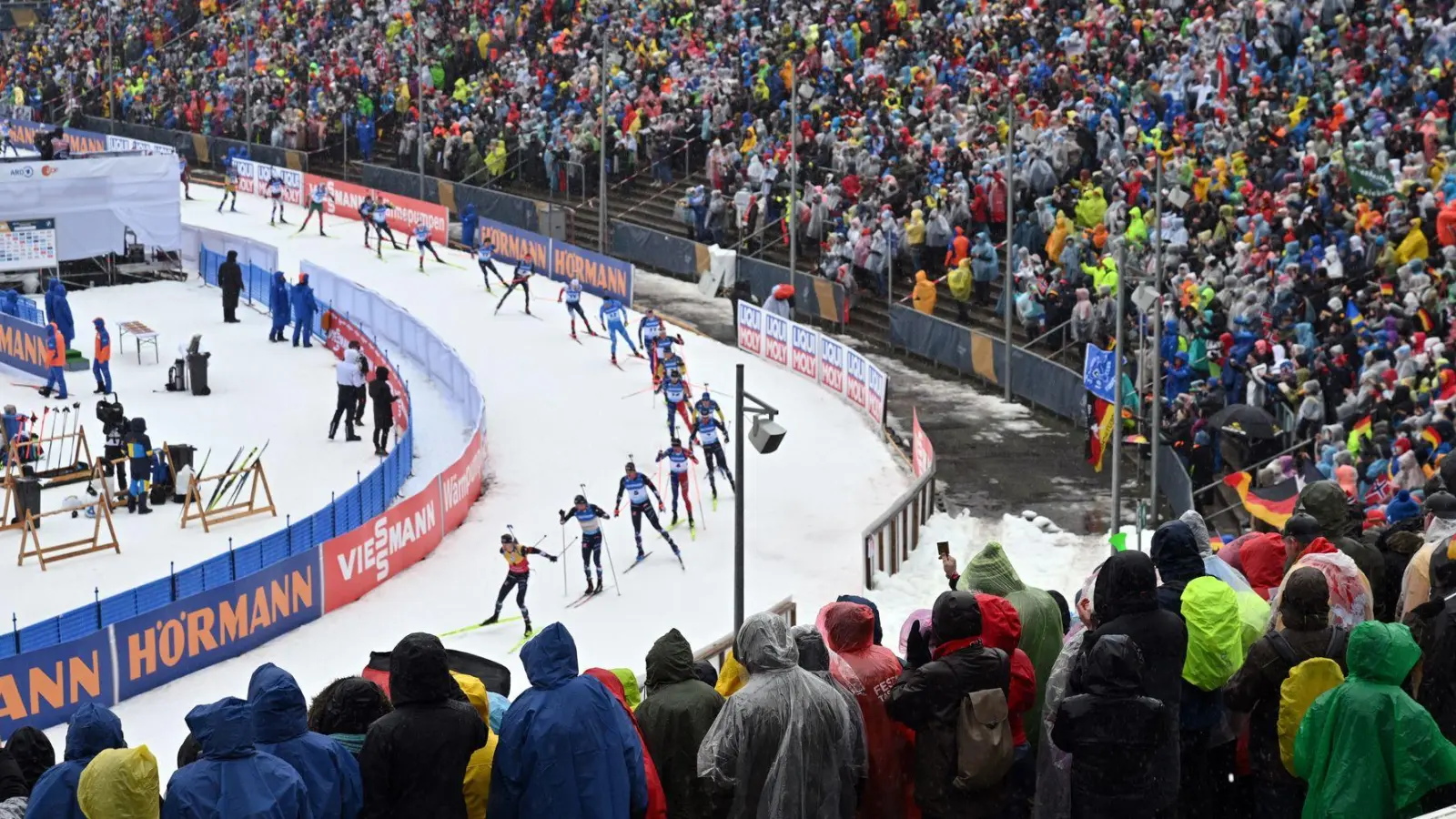 Die Fans in Oberhof müssen sich auf einen neuen Termin einstellen. (Foto: Martin Schutt/dpa)