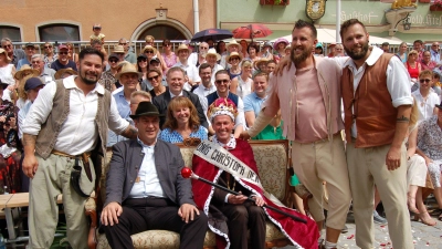 Mit Hut und Krone: Ministerpräsident Markus Söder besuchte die Kinderzeche. Neben ihm nahm Oberbürgermeister Dr. Christoph Hammer Platz, den die Dorfhauptmannschaft beim Festzug zum König „krönte“. (Foto: Markus Weinzierl)