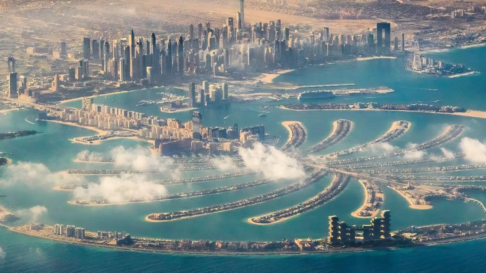 Gigantismus im Persischen Golf: Wie groß The Palm Jumeirah vor der Küste Dubais ist, wird aus der Vogelperspektive besonders deutlich. (Foto: Ahmed Alnaji/Dubai Tourism/dpa-tmn)