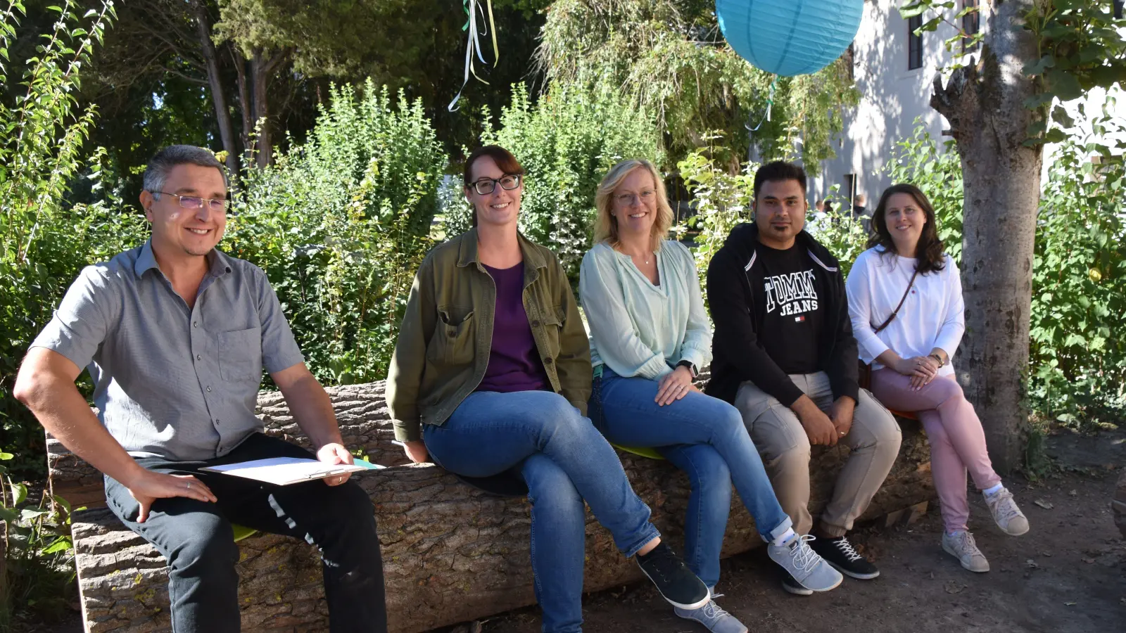 Fachoberschulleiter Bernd Scheffer, Konrektorin Kristina Lunz, Beratungslehrerin Christine Kohler, Psychologe Thomas Wagner und Beratungslehrerin Ania Tkacenko (von links) freuen sich über das zusätzliche Betreuungsangebot, das die Schwarzenberger Schlossschulen ihren Schülerinnen und Schülern machen kann. (Foto: Andreas Reum)