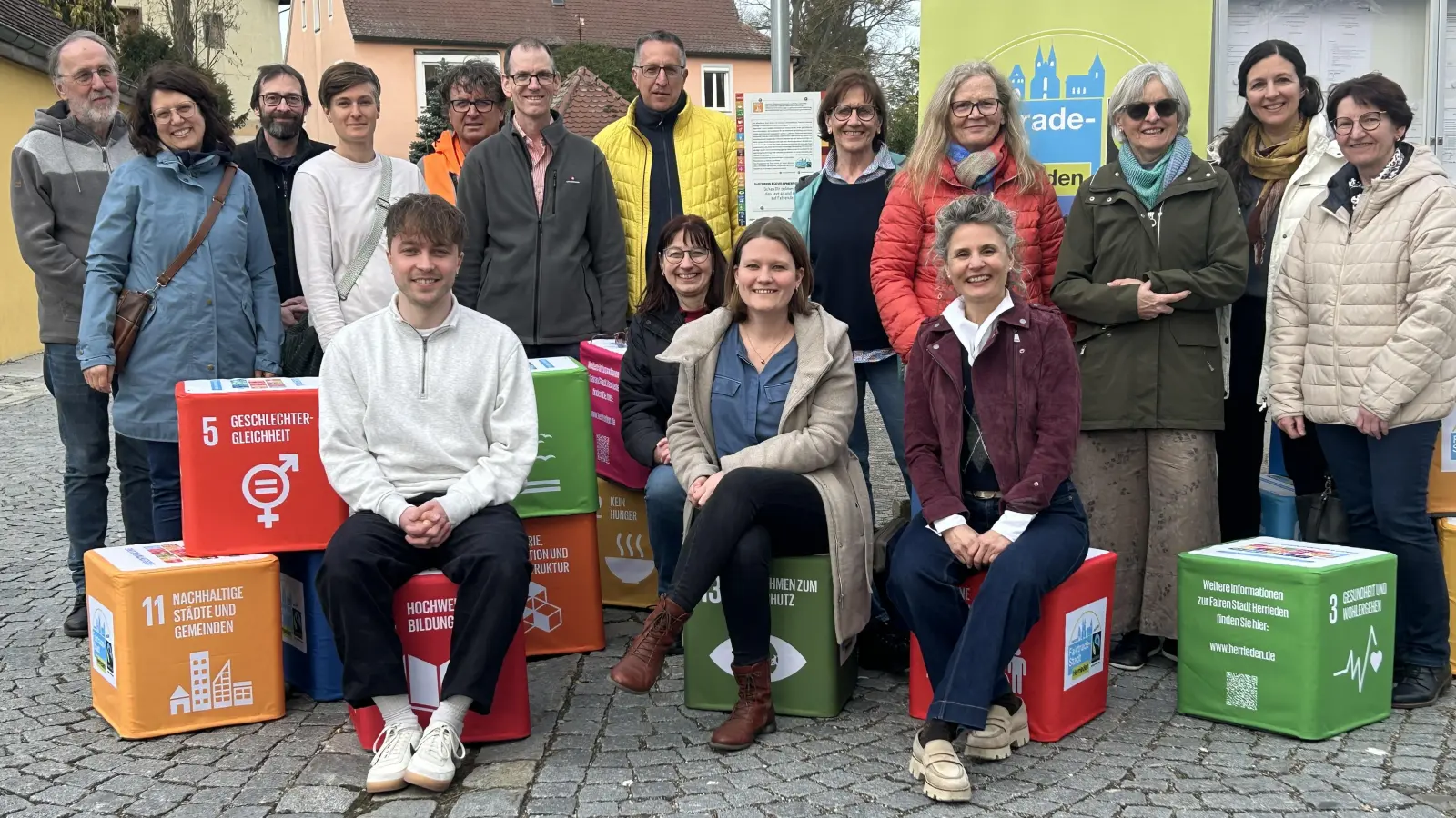 Viele Beteiligte kamen in Herrieden zusammen, um mit (vorne, von rechts) Bürgermeisterin Dorina Jechnerer, Grünen-Stadträtin Franziska Wurzinger und dem Nachhaltigkeitsbeauftragten Maximilian Kroemer die interaktive Tour offiziell zu eröffnen. (Foto: Florian Pöhlmann)
