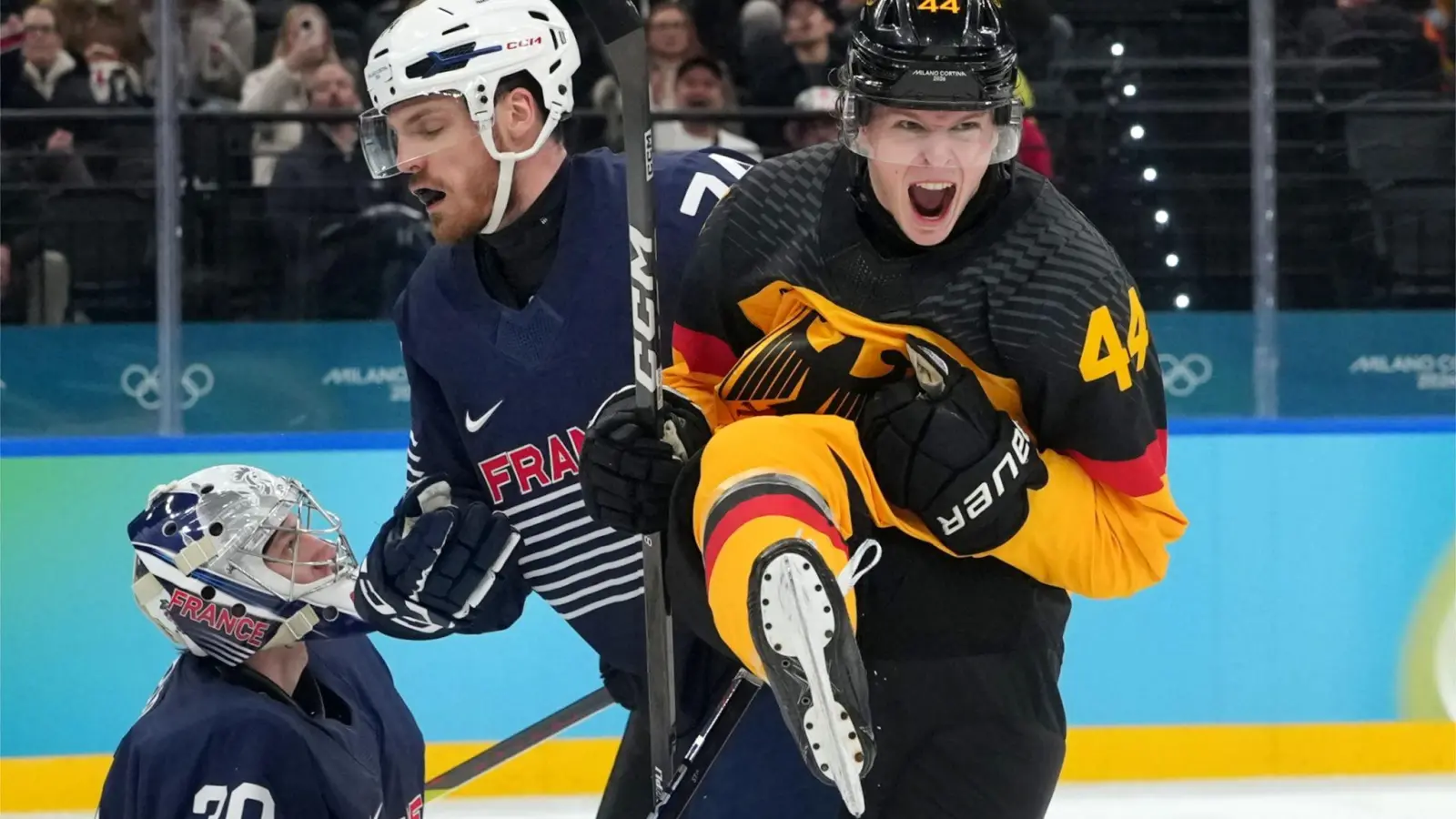 Das deutsche Eishockeyteam um Torschütze Joshua Samanski jubelt über den Viertelfinal-Einzug bei Olympia.  (Foto: Carolyn Kaster/AP/dpa)