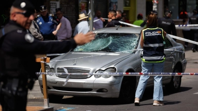 Polizisten im Paseo de Extremadura in Madrid im Einsatz, nachdem der Autofahrer zwei Passanten totgefahren hat. (Foto: Eduardo Parra/Europapress/dpa)