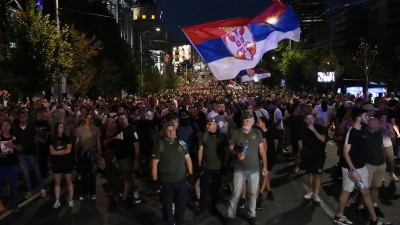 Am Rande der Proteste gegen den serbischen Präsident Vucic kam es die dritte Nacht in Folge zu Ausschreitungen. (Archivbild)  (Foto: Darko Vojinovic/AP/dpa)