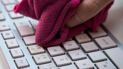 Da lebt doch schon fast was auf den weißen Tasten: Schon allein aus hygienischen Gründen lohnt sich die regelmäßige Reinigung von Tastaturen. (Foto: Christin Klose/dpa-tmn)
