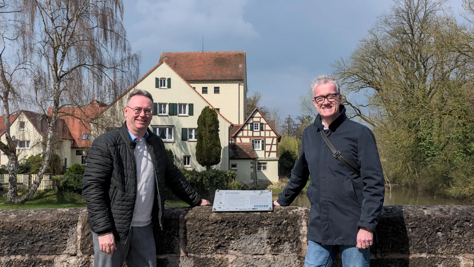 Informierten jetzt über das Projekt „Mühlenerlebnis Mittelfranken“ (von links): LAG-Vorsitzender Herbert Lindörfer und Bürgermeister Patrick Ruh vor der Stadtmühle in Feuchtwangen. (Foto: Stadt Feuchtwangen / Rebecca Weber)