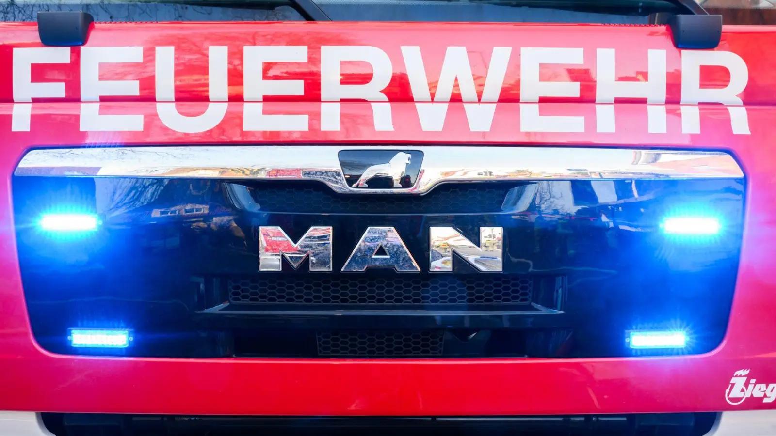 Flammen breiten sich rasch aus: Mehr als 1.800 Menschen müssen mitten in der Nacht ihre Häuser verlassen. (Symbolbild) (Foto: Julian Stratenschulte/dpa)
