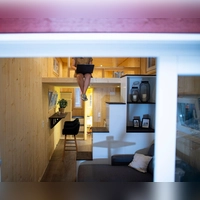 Mit oder ohne Räder? Bei der Antwort auf die Frage, ob ein Tiny House eine meldefähige Adresse sein kann, ist auch dieses Detail entscheidend. (Foto: Guido Kirchner/dpa/dpa-tmn)