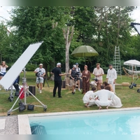 Viele Situationen für den Kinofilm „So Happy It Hurts” wurden auf einem Grundstück in Uffenheim gedreht. Zweiter von rechts stehend ist der Produzent David Helmut. (Archivbild: Lars Nitsch)