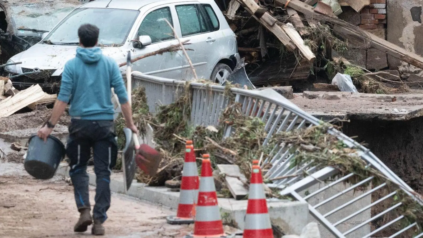 Nur rund die Hälfte der privaten Gebäude in Deutschland sind gegen Elementarschäden abgesichert. (Foto: Marijan Murat/dpa)