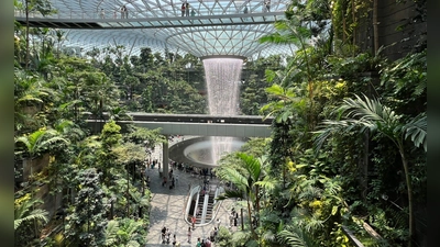 Der Gebäudekomplex „The Jewel“ am Changi Airport von Singapur begeistert seit 2019 Fluggäste aus aller Welt - vor allem auch mit seinem spektakulären Wasserfall. (Foto: Carola Frentzen/dpa)