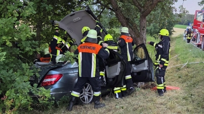  Ein 63-jähriger Mann ist in einer Rechtskurve mit seinem PKW nach links von der Fahrbahn abgekommen und gegen zwei Bäume geprallt.  (Foto: Rainer Weiskirchen)