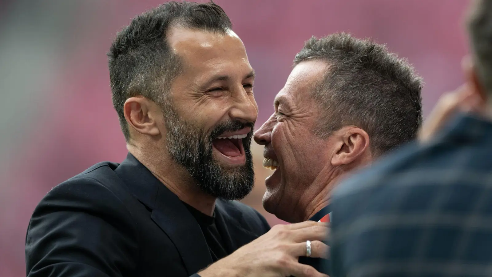 Da waren sich Hasan Salihamidzic und Lothar Matthäus noch einig.  (Foto: Hendrik Schmidt/dpa)